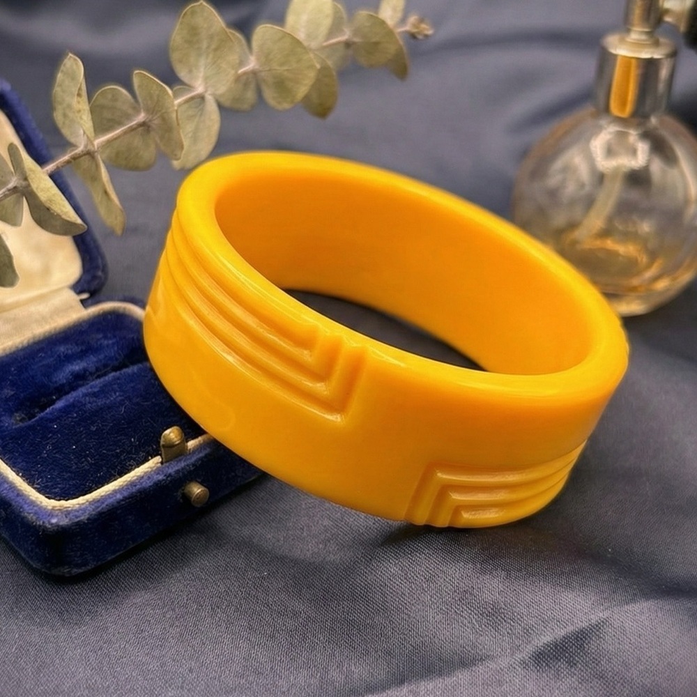 VINTAGE Art Deco Butterscotch Carved Bangle Bracelet